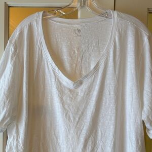 NWT 2X a.n.a Women Classic White Short Sleeve Tee V neck